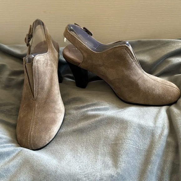 Adorable slingback heels - Picture 1 of 3